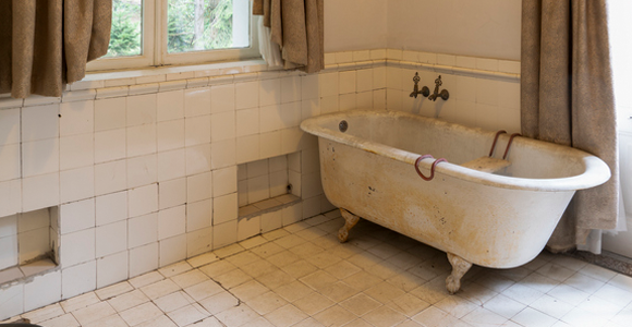 old clawfoot bathtub